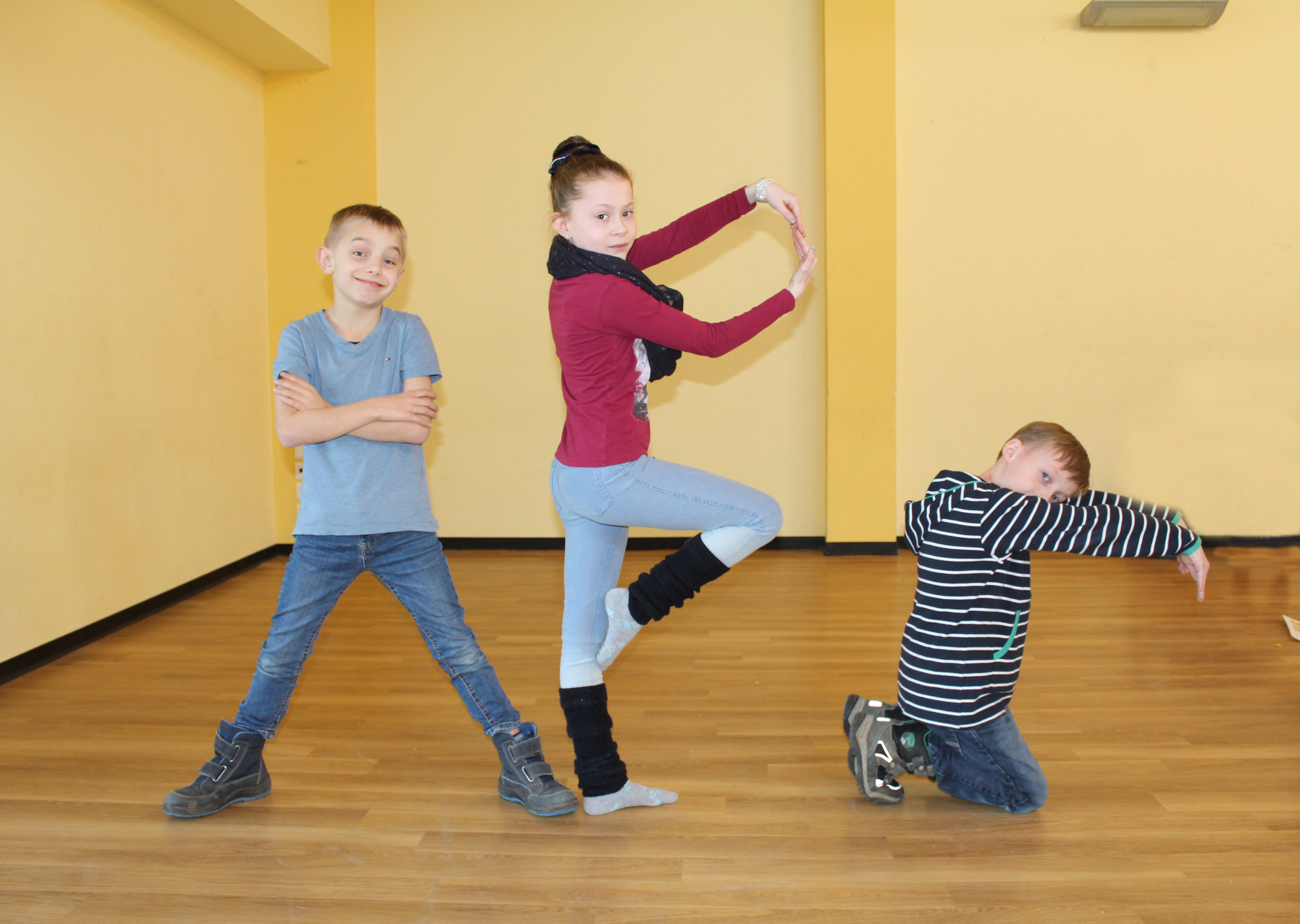 ABC: Louis Kinder (v. li.), Lara Sophie Bartels und Jasper Emiltank stellen das Körper-Alphabet von Paulina Olowska nach