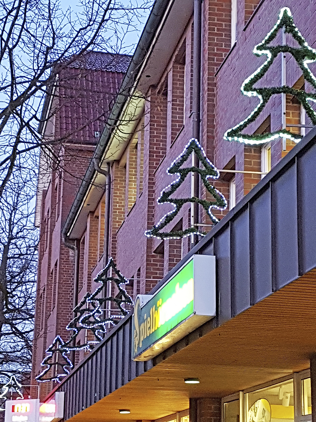 Auch in der Lindenstraße in Buchholz herrscht noch Weihnachtsstimmung