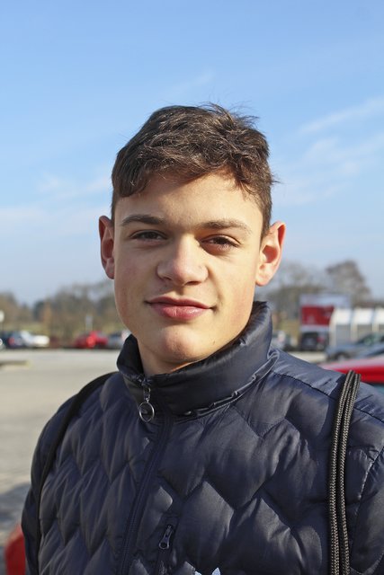 Lionel Hartung, 16, aus Neu-Eckel: „Fahrradfahrer auf die Straße? Das ist hier doch völliger Quatsch. Das ist ja schon als Roller-Fahrer gefährlich. Mein Roller fährt 35 km/h und trotzdem rasen die Autos ganz dicht an einem vorbei.“