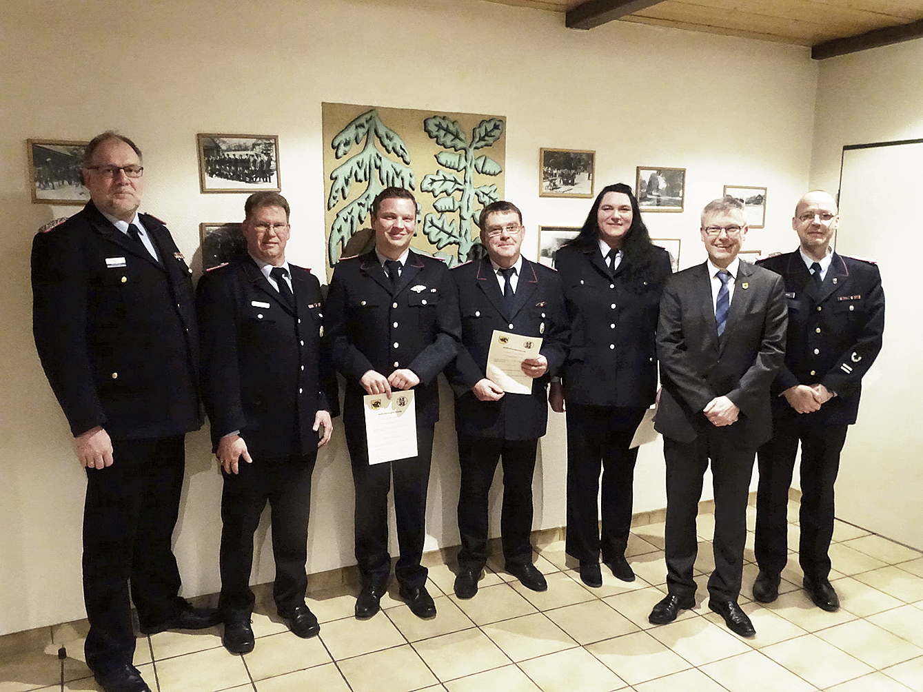 Zu Gast bei den Kameraden in Nindorf (v. li.): Sven Wolkau, Claus Szczesinski, Christian Bahrenthien, Burghard von der Heide, Michaela Kreuter, Olaf Muus und Matthias Becker