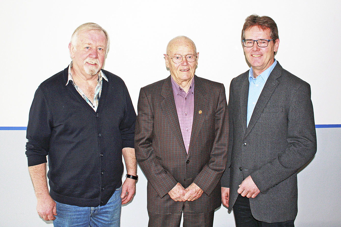 Glückwunsch zur Ehrung (v. li.): Günter Hachmann, Otto Prehn und Jörg Schulze