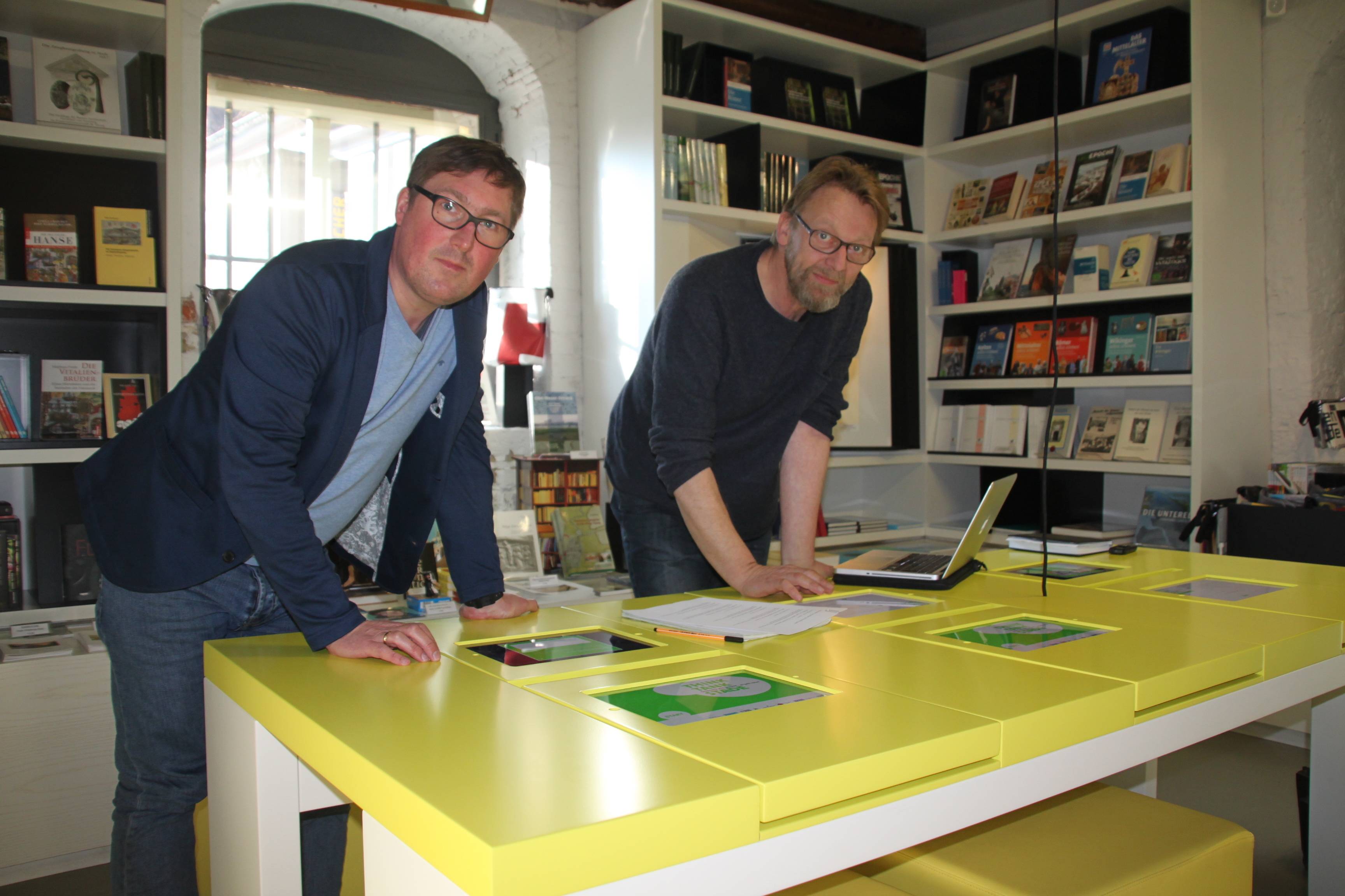 Der Direktor der Museen Stade, Dr. Sebastian Möllers (li.), und Projektleiter Matthias Weber, der die Diskussionen moderiert