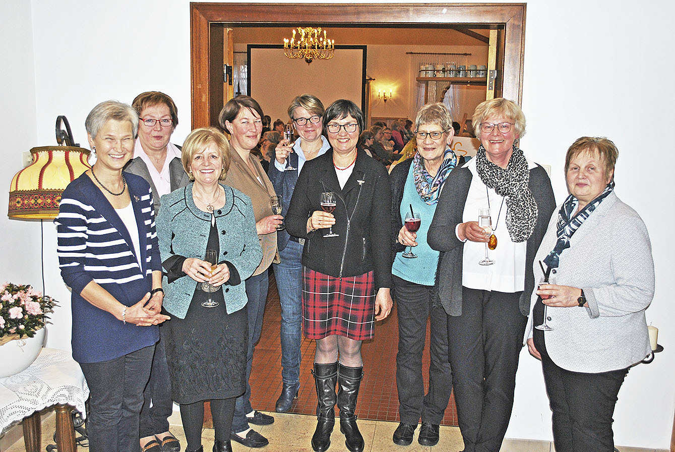 Die Vorstandsmitglieder stoßen auf den runden Geburtstag an (v. li.): Karin Baier, Annegret Drewes, Margret Riedel (Kreisverband), Marina Koch, Sabine Peper, Jutta Helmke, Renate Luckmann, Ulla Staacke und Hilke Isermann