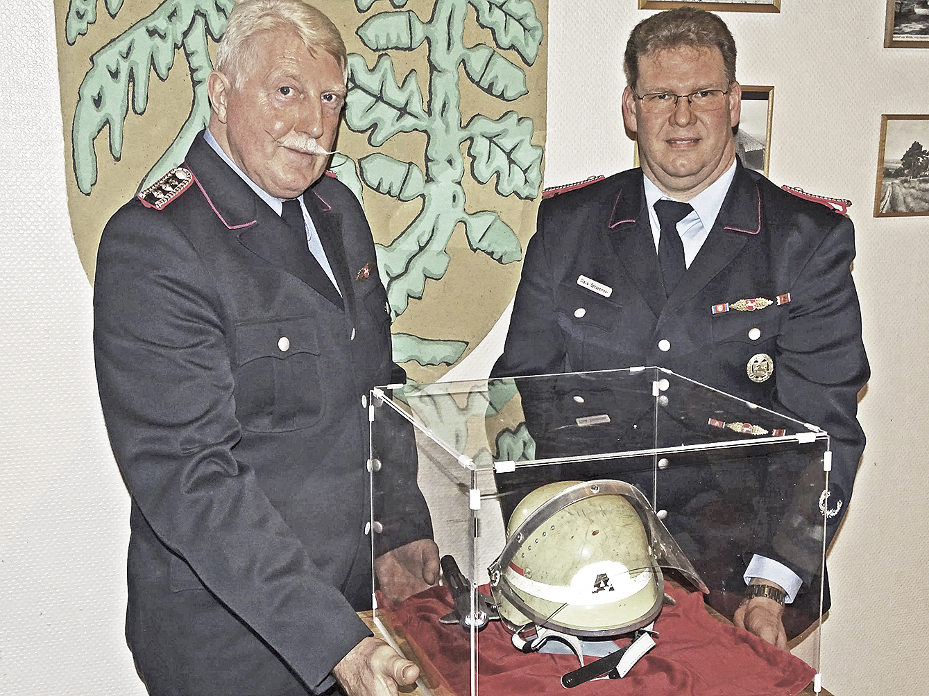 Karl-Heinz Hochmuth (li.) erhielt zum Abschied von
Ortsbrandmeisters Claus Szczesinski seinen Einsatzhelm als Erinnerung
