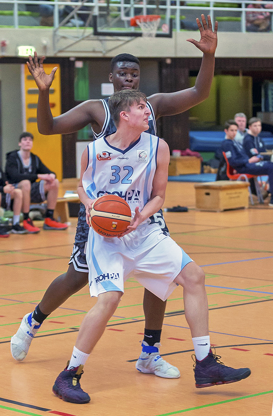 Jannis Willner (am Ball) steuerte 16 Punkte zum Heimsieg der Sharks gegen die Piraten bei