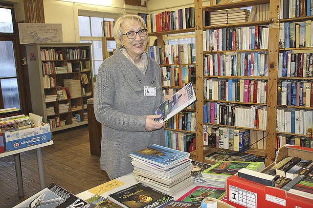 Elfi Steffen am Verkaufstisch