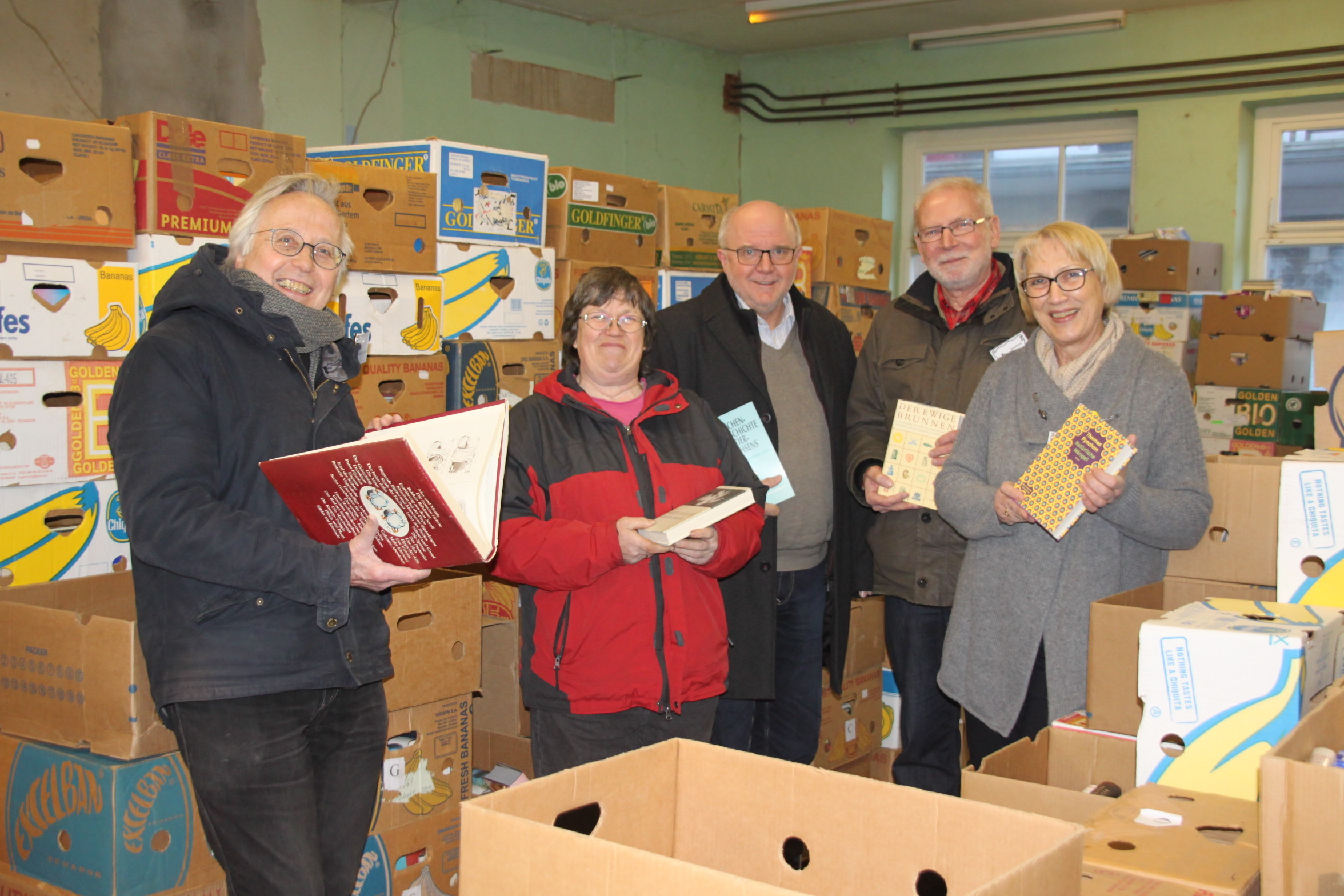 Das ehrenamtliche Team im Bücherlager (v. li.): Thomas Doege, Helga Holst, Pastor Rainer Klemme und die Eheleute Reinhard und Elfi Steffen