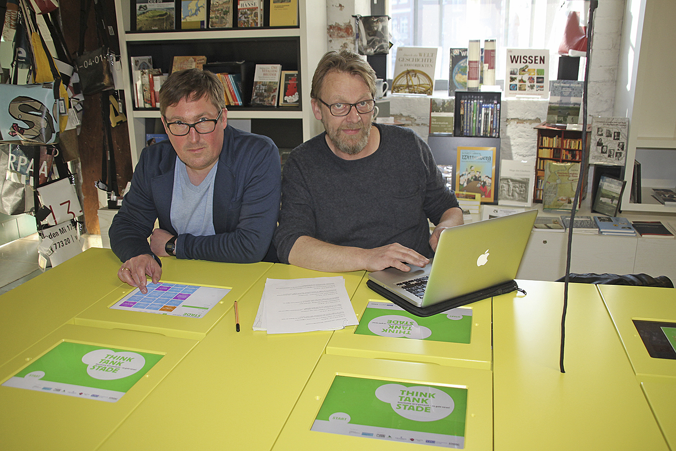 Museumsdirektor Dr. Sebastian Möllers (li.) und der Projektleiter, Künstler Matthias Weber am Medientisch