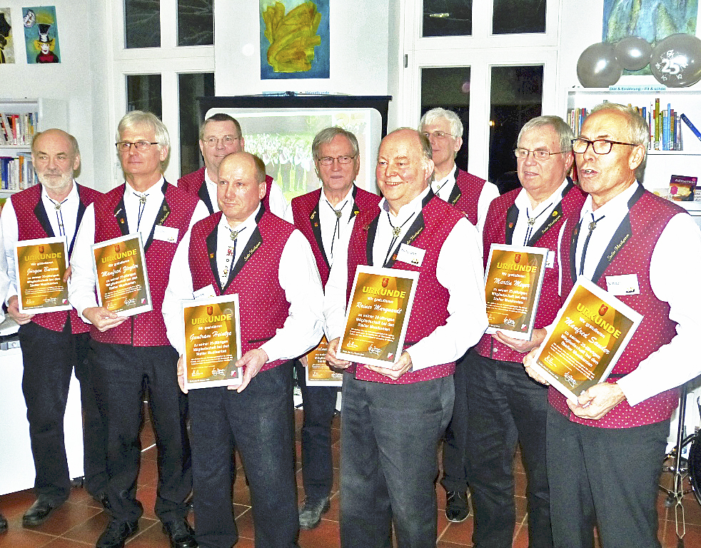 Wurden geehrt (v. li.): Jürgen Burow, Manfred Ziegler, Willi Rulfs, Guntram Heintze, Helmut Ziegler, Rainer Marquardt, Peter Ziegler, Martin Meyer und Manfred Sander