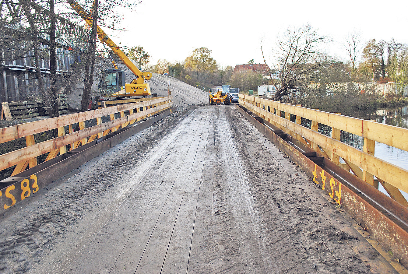 Das ist die Behelfsbrücke für Baustellenfahrzeuge. An dieser Stelle entsteht eine neue Holzbrücke für Radfahrer und Fußgänger