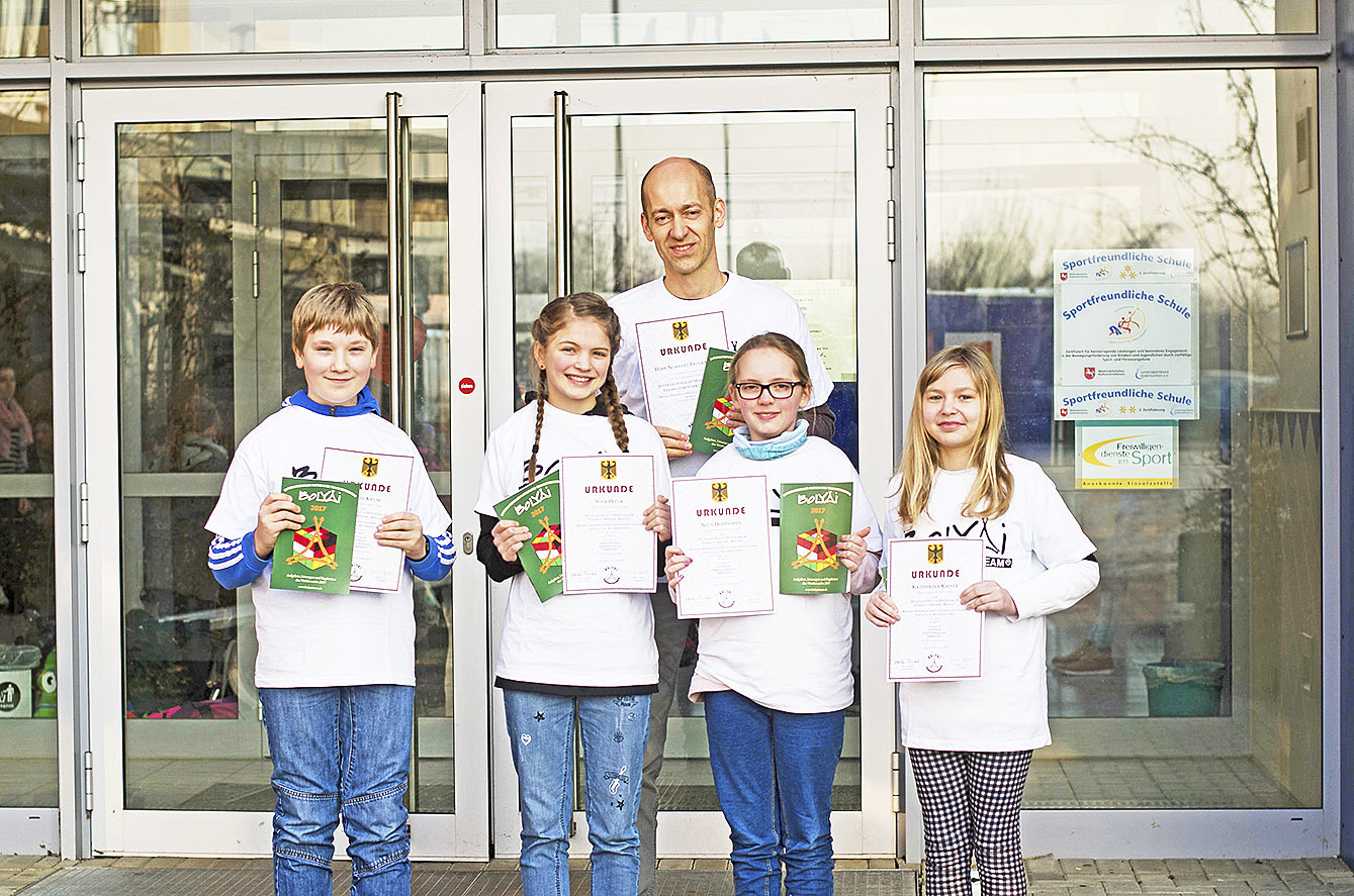 Freude beim erfolgreichen Mathe-Team: (vorne, v. li.) Malte Kruse, Sina Preuß, Nica Hoffmann und Katharina Kaiser mit Mathelehrer Norbert Brinkmann