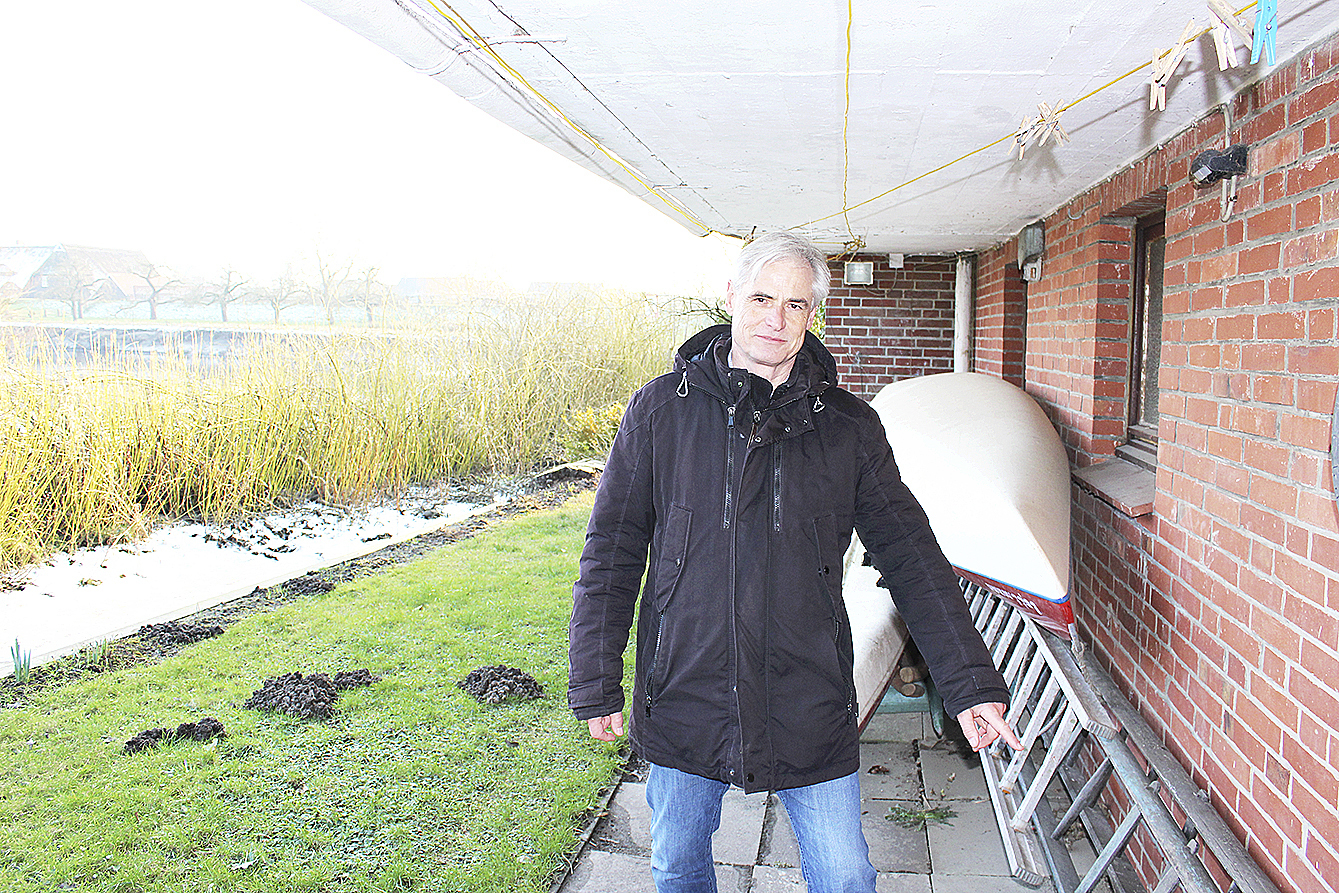 Arno Hagenah hat bereits Maßnahmen ergriffen und Lüftungslöcher in der Hauswand geschlossen sowie eine Flutschutztür eingebaut