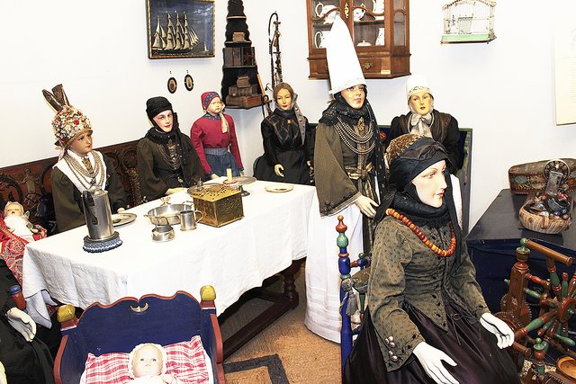Im Heimatmuseum befindet sich eine der bedeutendsten Trachtensammlungen des Alten Landes