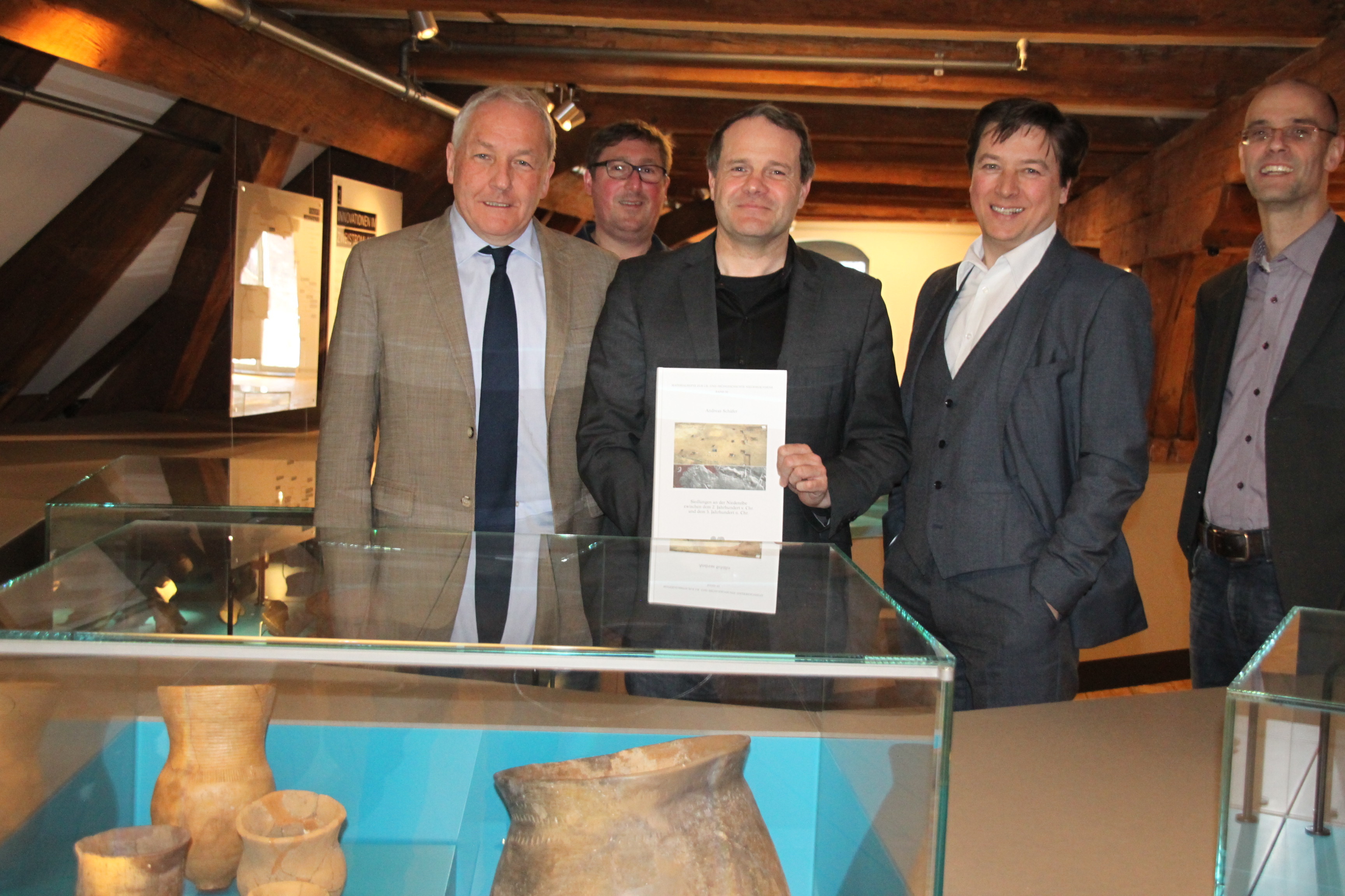 Geballte Doktor-Power bei der Buchvorstellung (v. li.): Dr. Henning Haßmann, der Stader Museumsdirektor Dr. Sebastian Möllers, Stadtarchäologe und Autor Dr. Andreas Schäfer, Professor Dr. Rainer-Maria Weiss und Dr. Marcus C. Blaich im Schwedenspeicher
