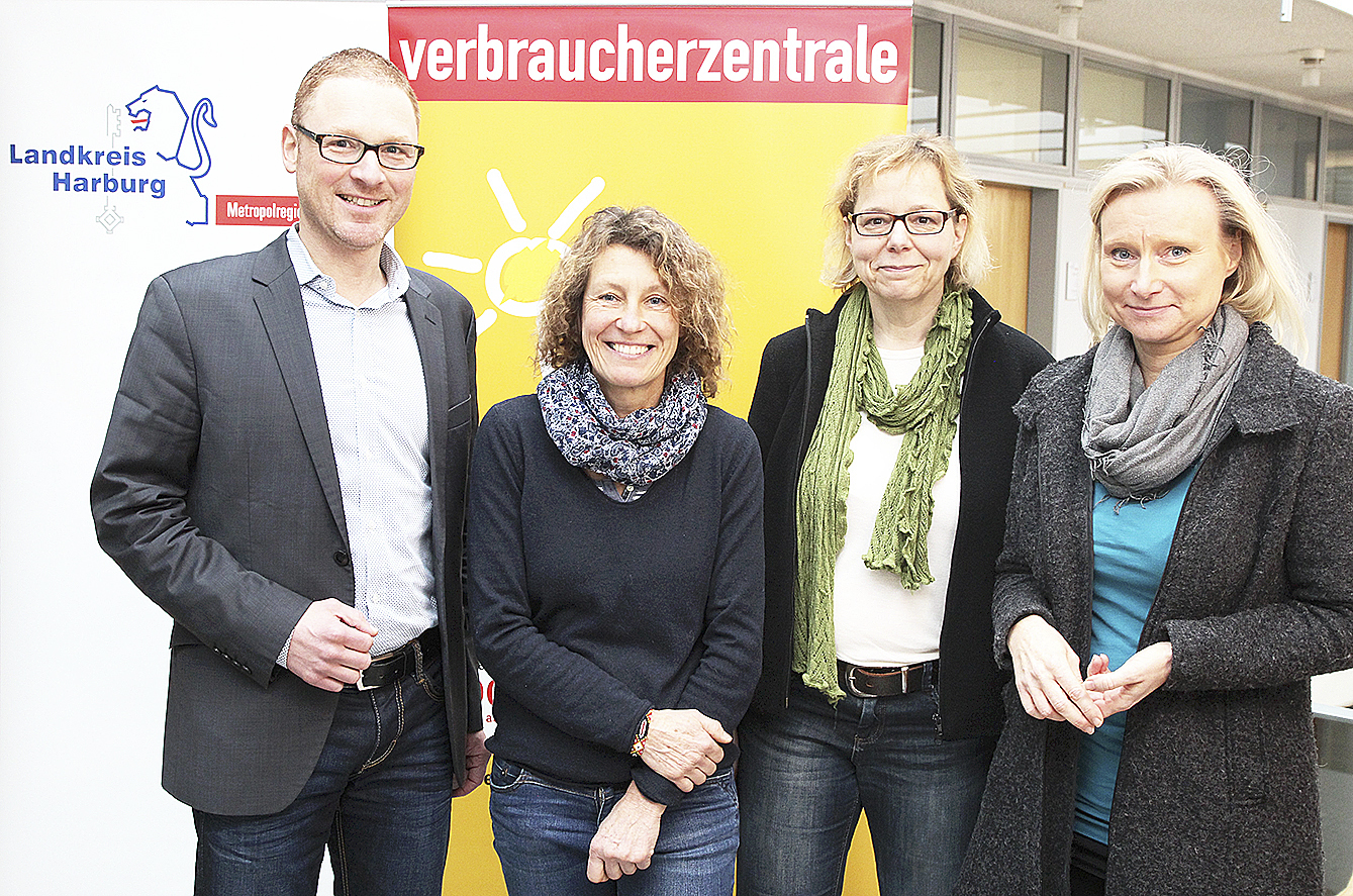 Bieten die kostenlose Beratung an (v. li.): Oliver Waltenrath (Klimaschutzmanager Landkreis Harburg) und die Energieberaterinnen der Verbraucherzentrale Niedersachsen Ulrike Schmerbitz, Andrea Grimm und Stefanie Bender
