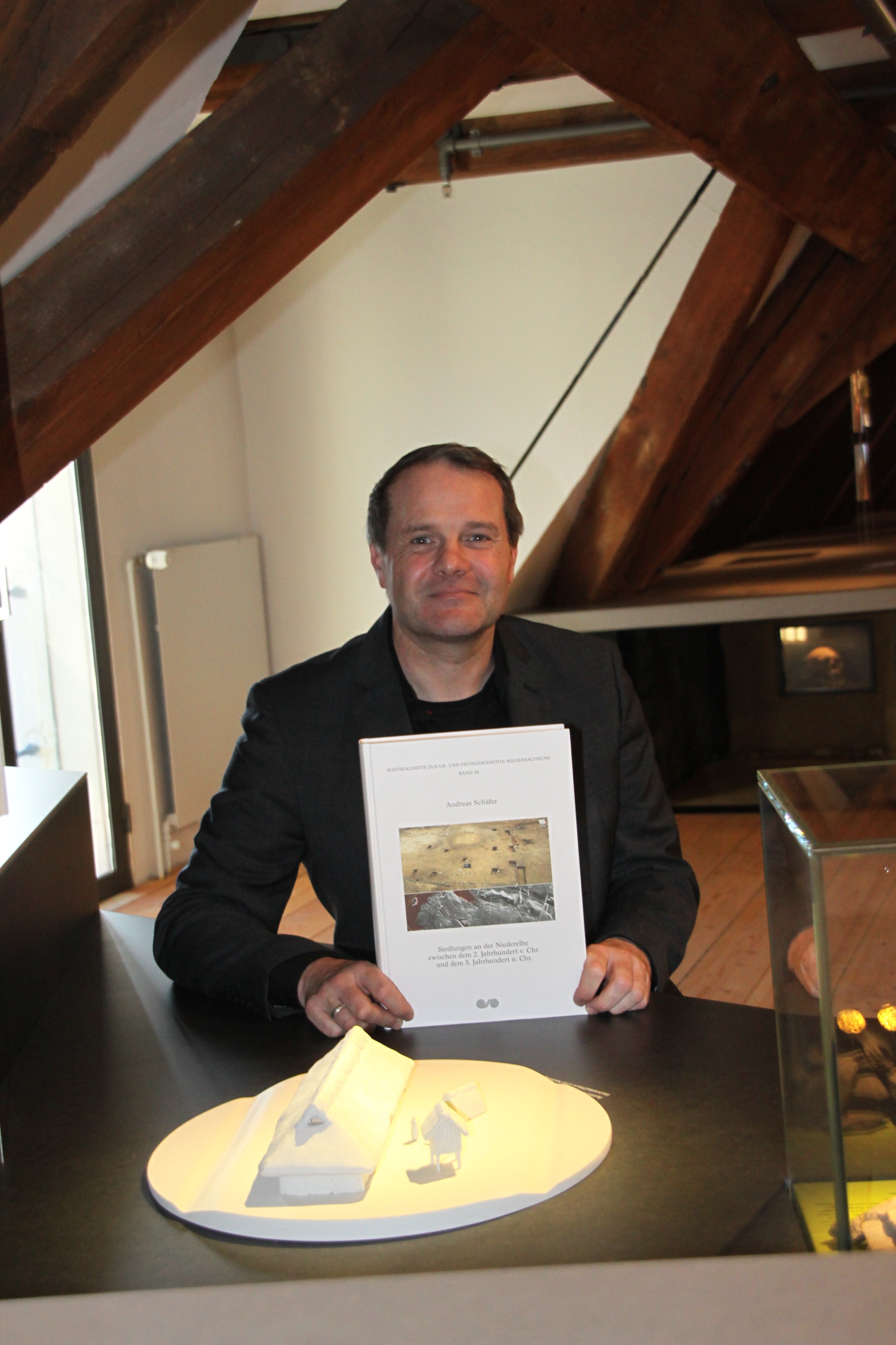 Schloss mit dem Buch das Kapitel "Dorkorarbeit" in seinem Leben ab: Dr. Andreas Schäfer