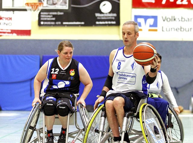 Blau-Weiss-Spielertrainer Thomas Erdrich behauptet in dieser Szene den Ball gegen seine Gegenspielerin aus Achim