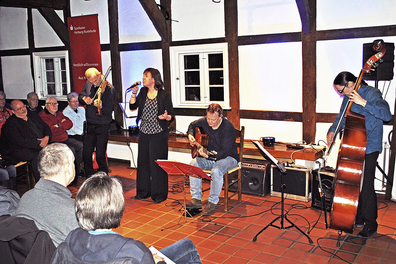 Beim Auftritt in der voll besetzten Dörpschün: die Band "Gypsy Swing" um Gründer Helmut Stuarnig (li.)