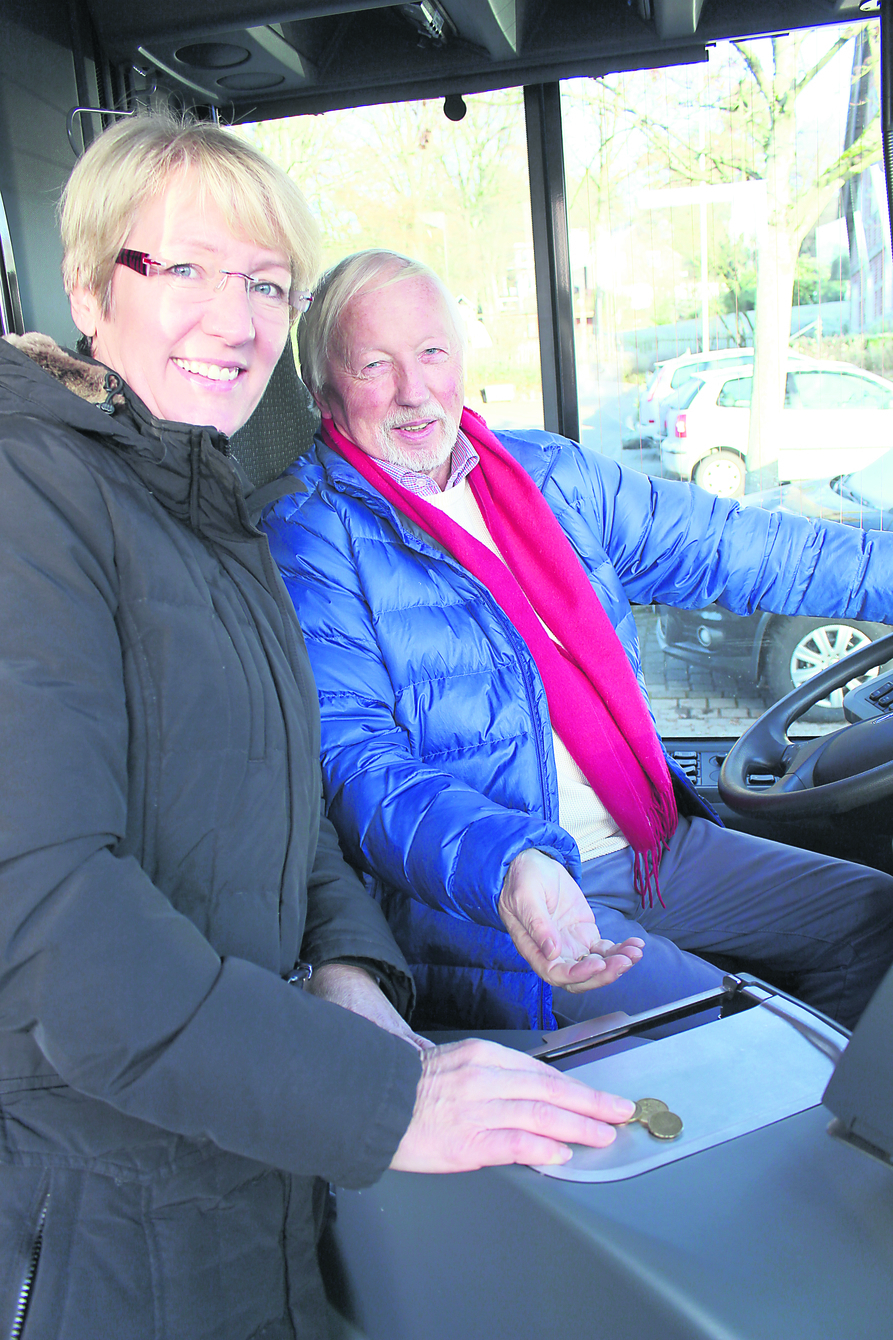 Immer für einen Spaß zu haben: Bei der Einweihung einer neuen Buslinie kassiert Bürgermeister Hans-Peter Brink die stellvertretende Landrätin Anette Randt als ersten Fahrgast ab