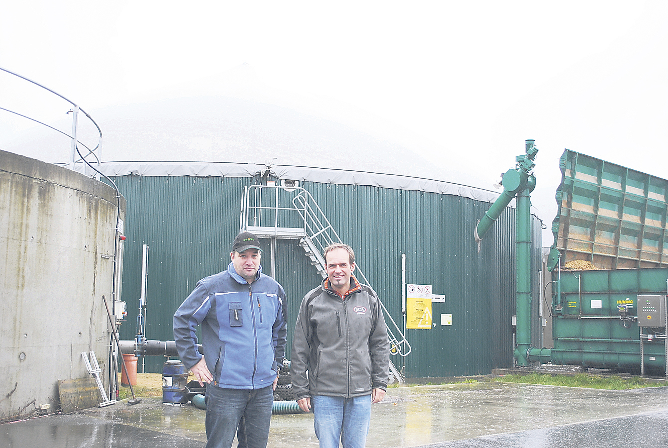 Archivbild aus 2014: Hermann Vollmers (li.) und Klaus Hauschild vor ihrer Biogasanlage