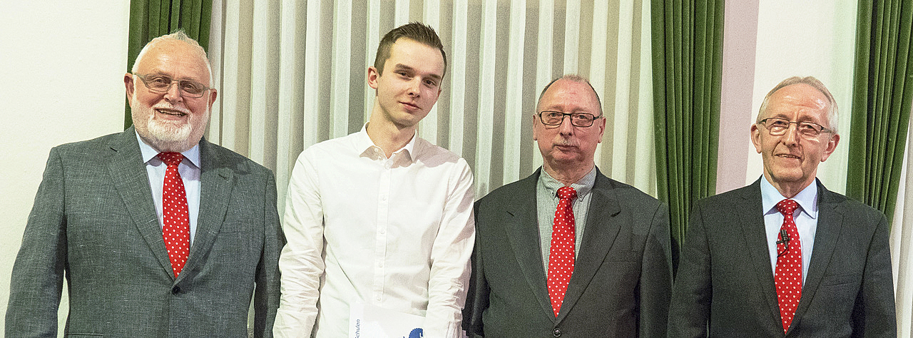 (v.li.): Lehrlingswart Hans-Hermann Rademacher, Innungsbester Markus Schmidt, Prüfungsausschuss-Vorsitzender Bernd Letsch und Obermeister Gerhard Wiebusch