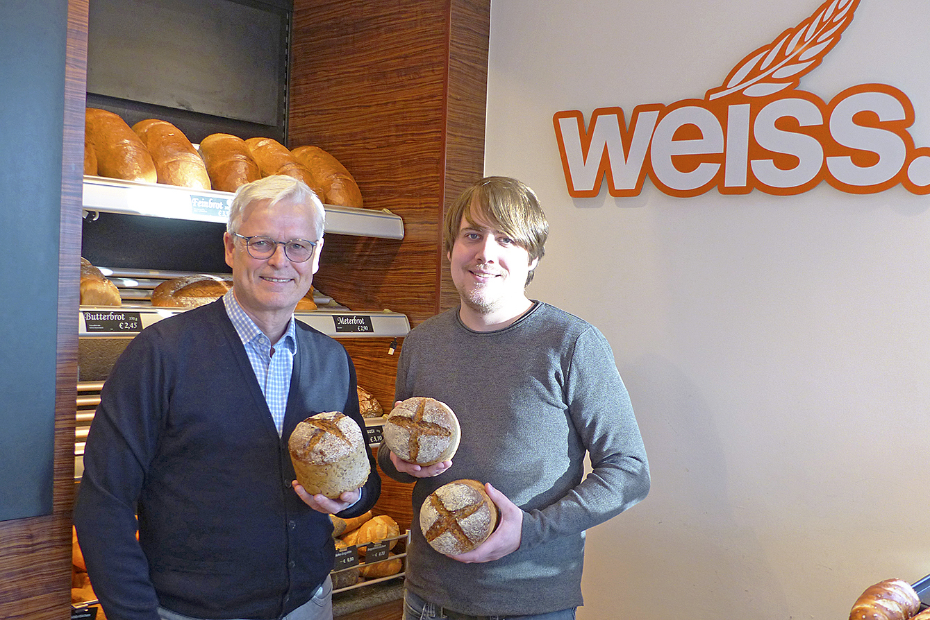 Bäcker Hendrik Weiss (re.) probiert mit Rüdiger Hohl, Vorsitzender des "Paulz"-Rates, das Brot