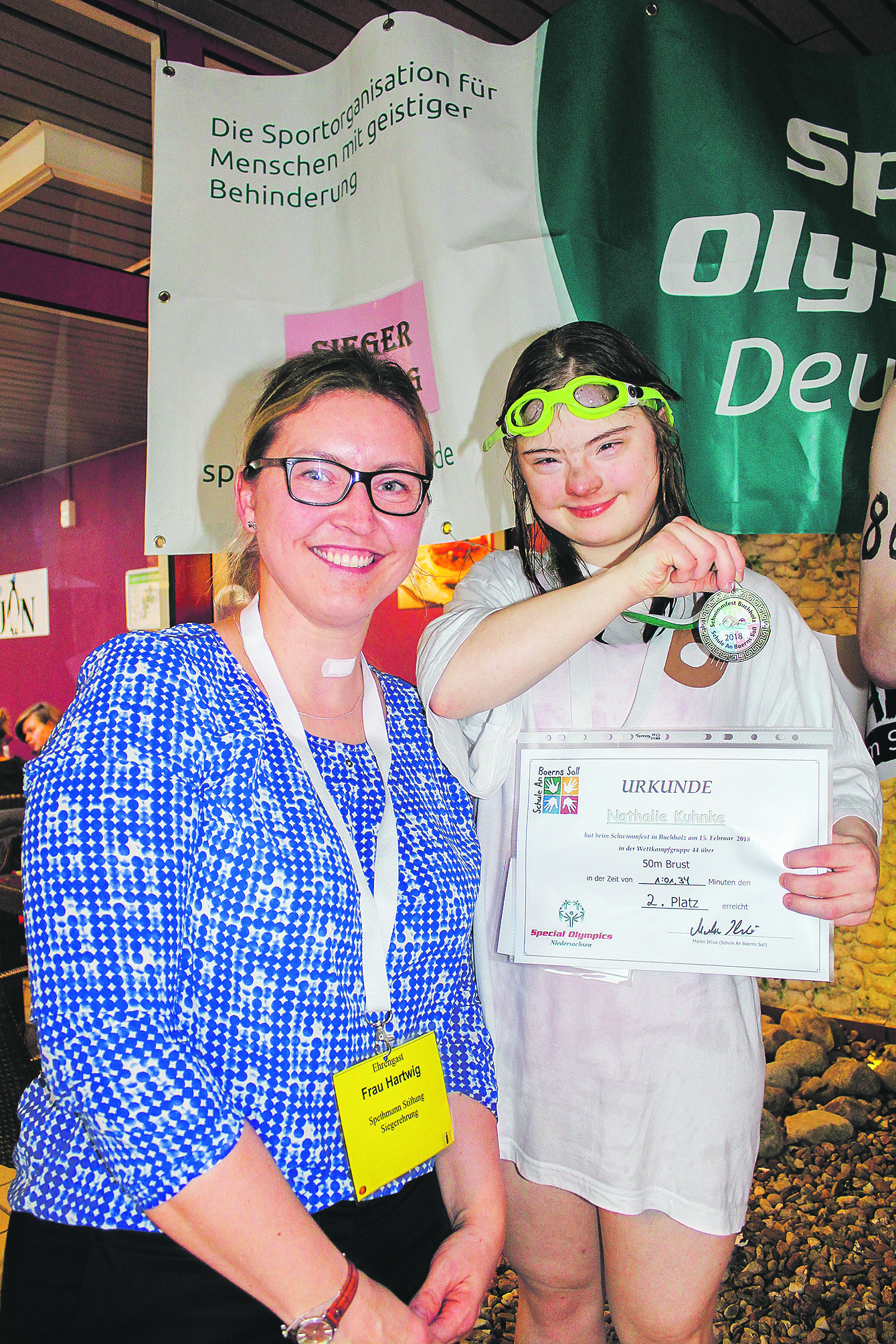 Stolz präsentiert Nathalie Kuhnke (re.) die Medaille und die Urkunde, die ihr Susann Hartwig von der Spethmann-Stiftung überreichte