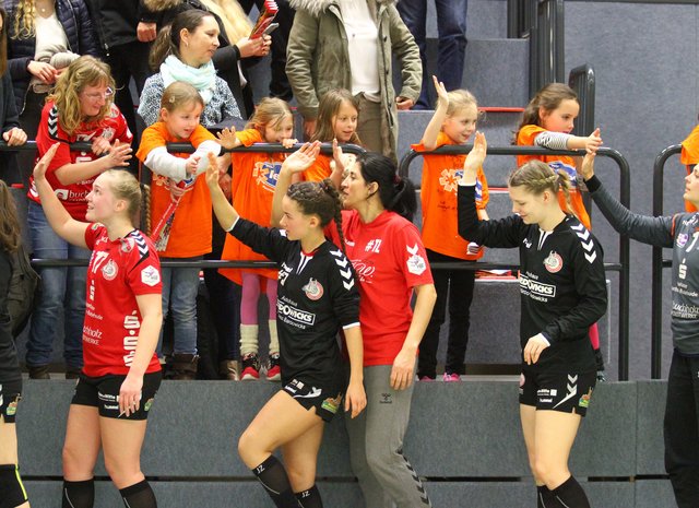Abklatschen nach dem Spiel mit den jüngsten Fans