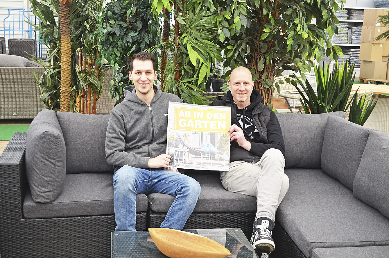 Die beiden Gartenmöbel-Fachberater Bünyamim Schael und Michael Radowsky freuen sich auf die Gartensaison