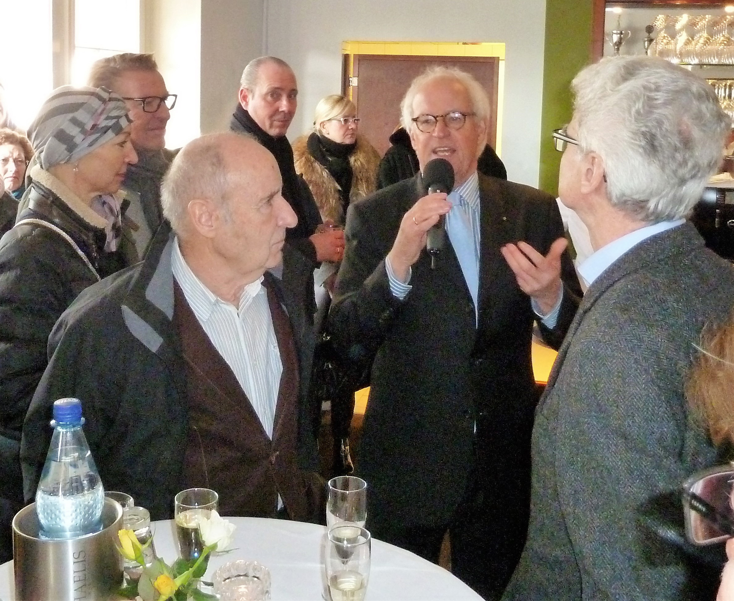 Club-Präsident Winfried Schwehn (Mitte) begrüßt die Gäste
