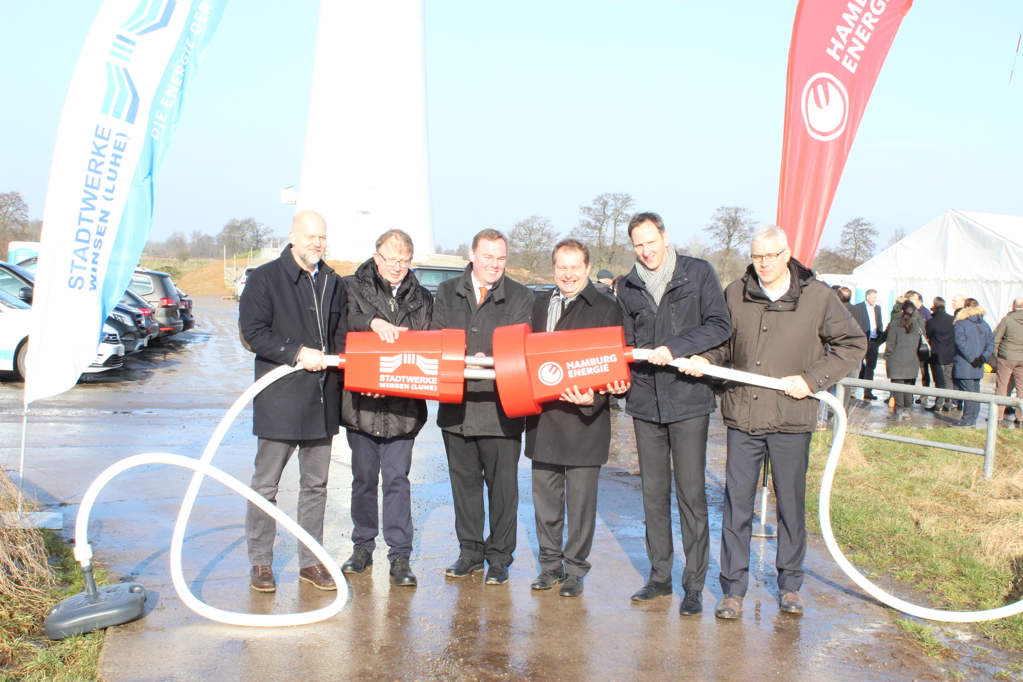 Weihten den Windpark ein (v. li.): Mathias Eik, Vize-Landrat Rudolf Meyer, André Wiese, Jens Kerstan, Michael Prinz (Hamburg Energie) und Thomas-Tim Sävecke