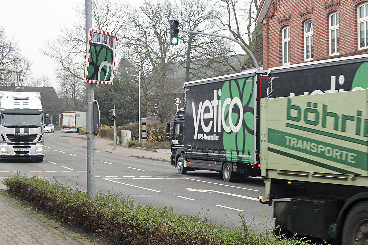 An Werktagen normal: Reichlich Schwerlastverkehr rollt durch Elstorfs Ortskern