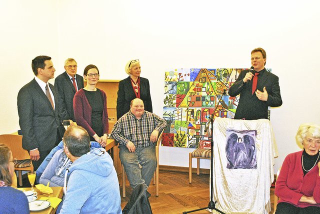 Beim Empfang im Gemeindehaus: die Pastoren Martin und Wiebke Alex (v. li.) werden im Beisein der Kirchenvorstands-Vorsitzenden Malene Schröder (hi.) von Kirchenkreis-Superintendent Christian Berndt begrüßt
