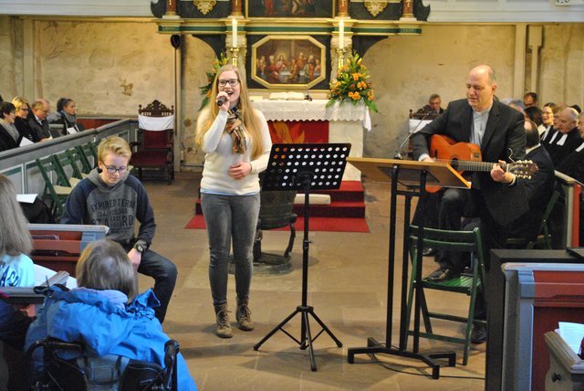 Auch sie gestalteten den Gottesdienst musikalisch (v. li.): Colin Putensen, Stine Wind und Diakon Peter Klindworth