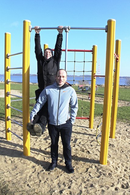 Zusammen mit Sven Völker testet Timo Gerke schon mal seine Power am Klettergerüst