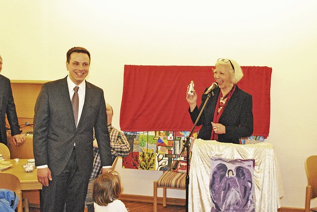 "Himmlisches" Geschenk: Von der Kirchenvorstands-Vorsitzenden Malene Schröder bekam Martin Alex einen Schutzengel