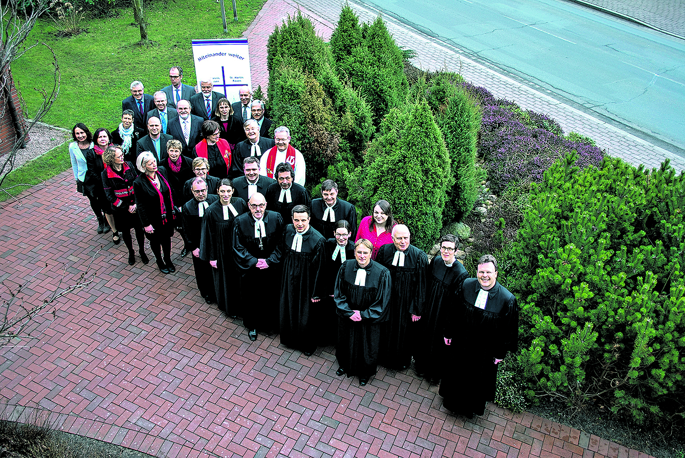 Außergewöhnliches Treffen: Zahlreiche Vertreter von Gemeinden aus dem Kirchenkreis Winsen kamen zur Ordination und Amtseinführung von Pastor Martin Alex (vorne, 3. v. re. mit Ehefrau Wiebke) durch Landessuperintendent Dieter Rathing (vorne, 4. v. re.) und Kirchenkreis-Superintendent Christian Berndt (hinten re.)