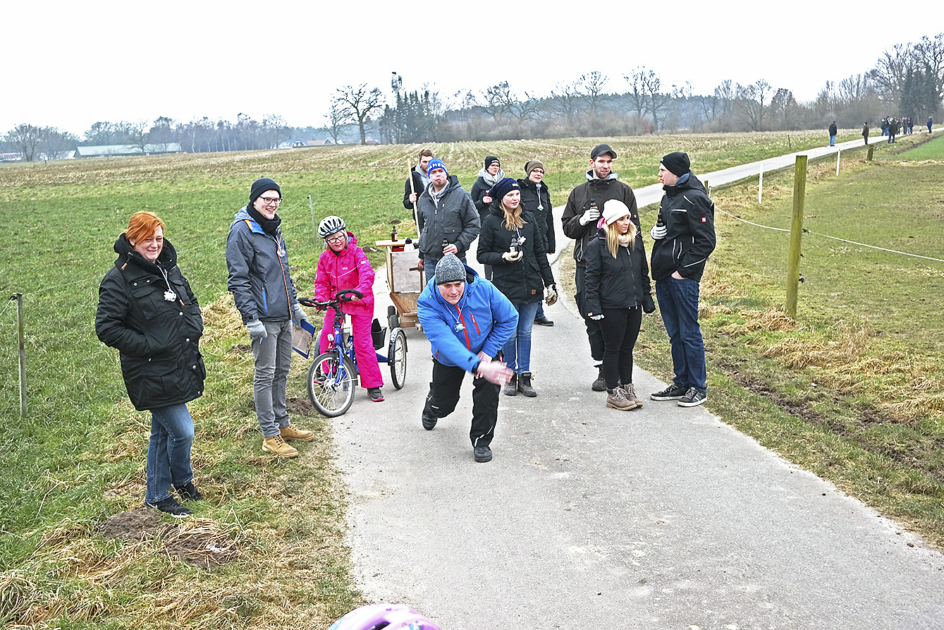 Über Feldwege boßelten sich die Brandschützer
bis zum Spielplatz in Grauen Foto: Veronique Meyer