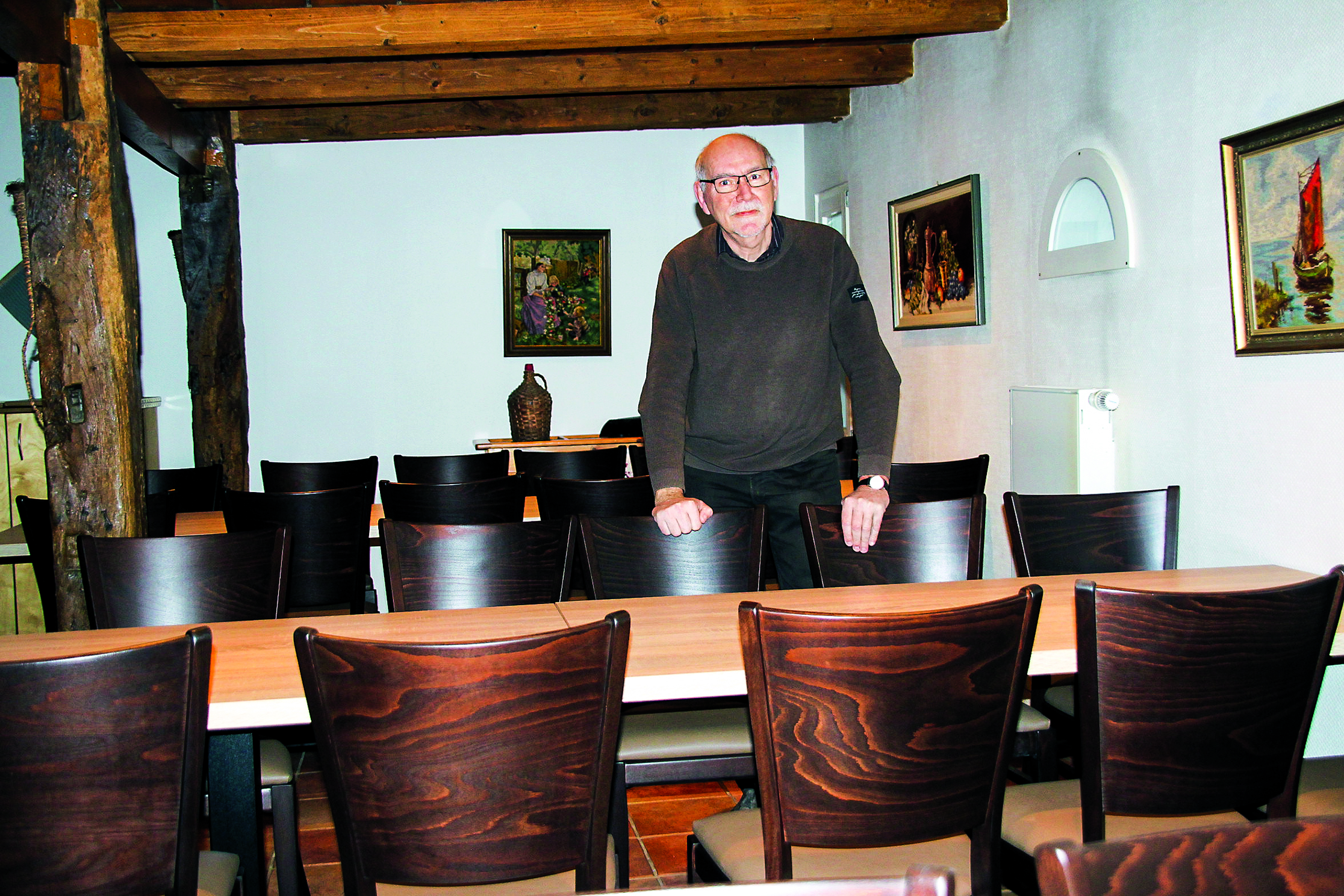 Vereinsvorsitzender Dieter Offermann präsentiert stolz die neuen Tische und Stühle im Saal Fotos: tp