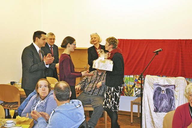 Ein Gruß aus der Nachbargemeinde: Annette Köster, Gemeinschaftspastorin der Landeskirchlichen Gemeinschaft Gödenstorf, überreichte dem Pastorenpaar einen Präsentkorb
