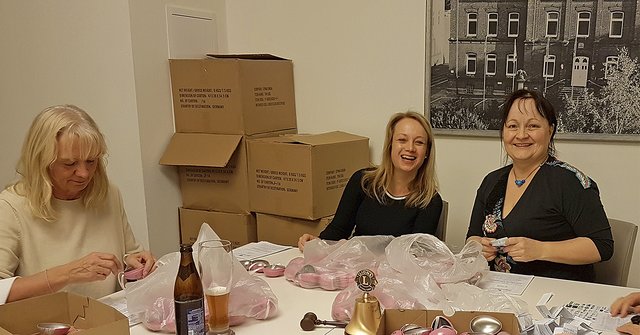 Sie bauen aus mehr als 10.000 Hälften die Ostereier zusammen (v.li.9: Gudrun Stefan, Tanja von der Vorst, Christina Betzler