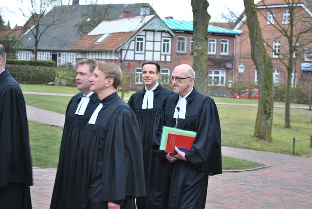 Beim Gang in die Kirche: Landessuperintendent Dieter Rathing und Pastor Martin Alex (v. re.)