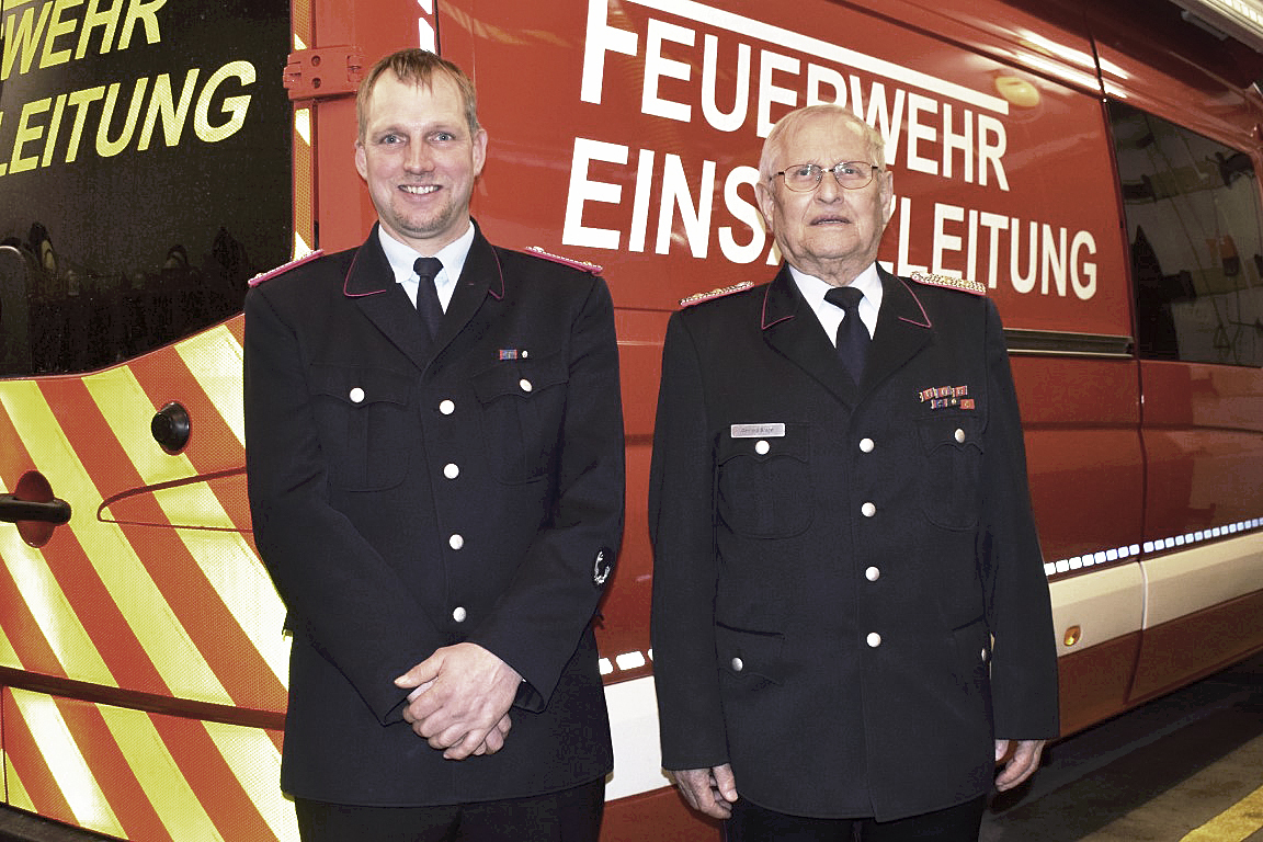 Peter Lege (li.) freut sich mit Gerhard Brager über dessen 70-jährige Mitgliedschaft