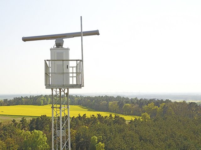 Der Radarturm im brandenburgischen Windpark Krampfer, der von der Firma VOSS Energy betrieben wird Foto: VOSS Energy (www.vossenergy.com)