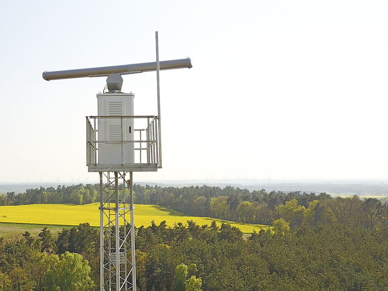 Der Radarturm im brandenburgischen Windpark Krampfer, der von der Firma VOSS Energy betrieben wird Foto: VOSS Energy (www.vossenergy.com)