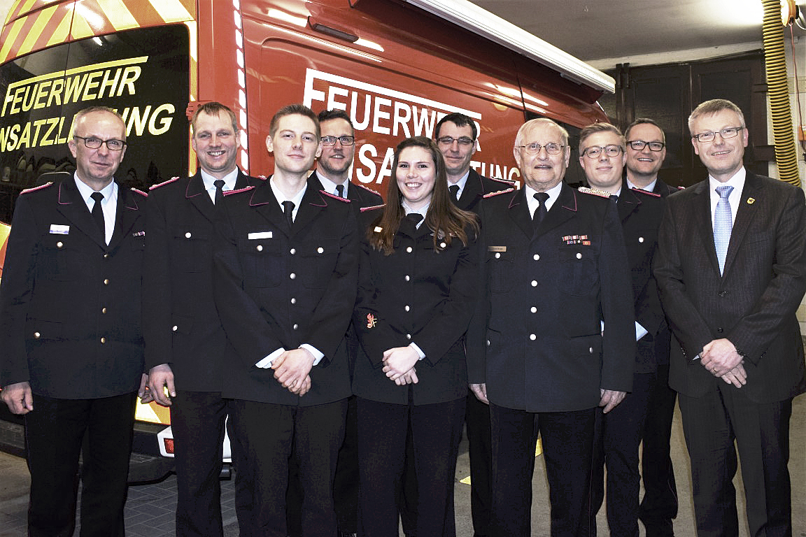 Zu Gast bei der Freiwilligen Feuerwehr in Hanstedt (v. li.): Volker Bellmann, Peter Lege, Florian Rumpf, Mirco Wiegels, Laura Lichtnow, Stefan Lodders, Gerhard Brager, Anton Albers, Oliver Wurth und Olaf Muus