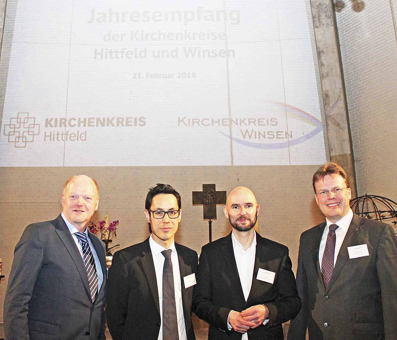 Superintendent Dirk Jäger (li.) vom Kirchenkreis Hittfeld und Superintendent Christian Berndt (re.) vom Kirchenkreis Winsen begrüßten in Buchholz die Kommunkationsexperten Klaus-Motoki Tonn (2. v. li.) und Prof. Dr. Lars Harden