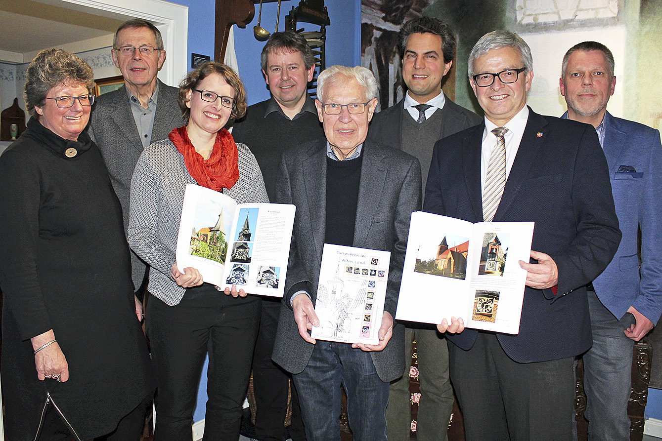 Jürgen Hoffmann (Mitte) stellte sein Werk "Turmuhren im Alten Land" im Beisein der Stiftungsmitglieder, Pastoren aus dem Alten Land und Landrat Michael Roesberg (2. v. re.) im Estebrügger Museum vor