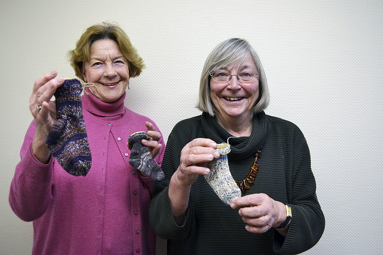 Werben für die Socken-Aktion: Karin Schwitalla (li.) und Ursula Sendes vom Herbergsvereins-Förderkreis