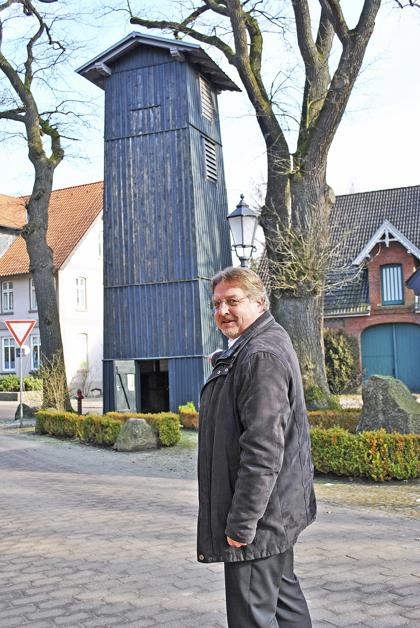 Von außen unscheinbar: Gemeindedirektor Wolfgang Krause will daher öffentlich verstärkt für das Museum im Schlauchturm werben
